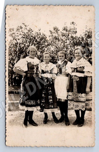 Pohlednice dívky v krojích tradiční oděv (P3372)