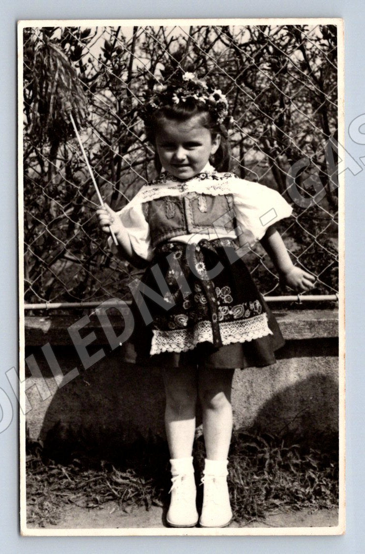 Stará fotografie dívka v kroji u plotu (P3373)