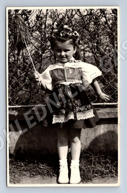 Stará fotografie dívka v kroji u plotu (P3373)