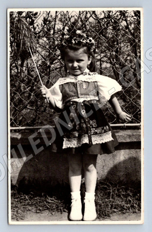 Stará fotografie dívka v kroji u plotu (P3373)
