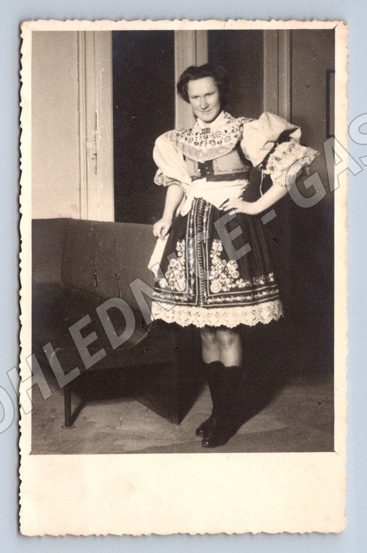 Stará fotografie žena v kroji (P3374)