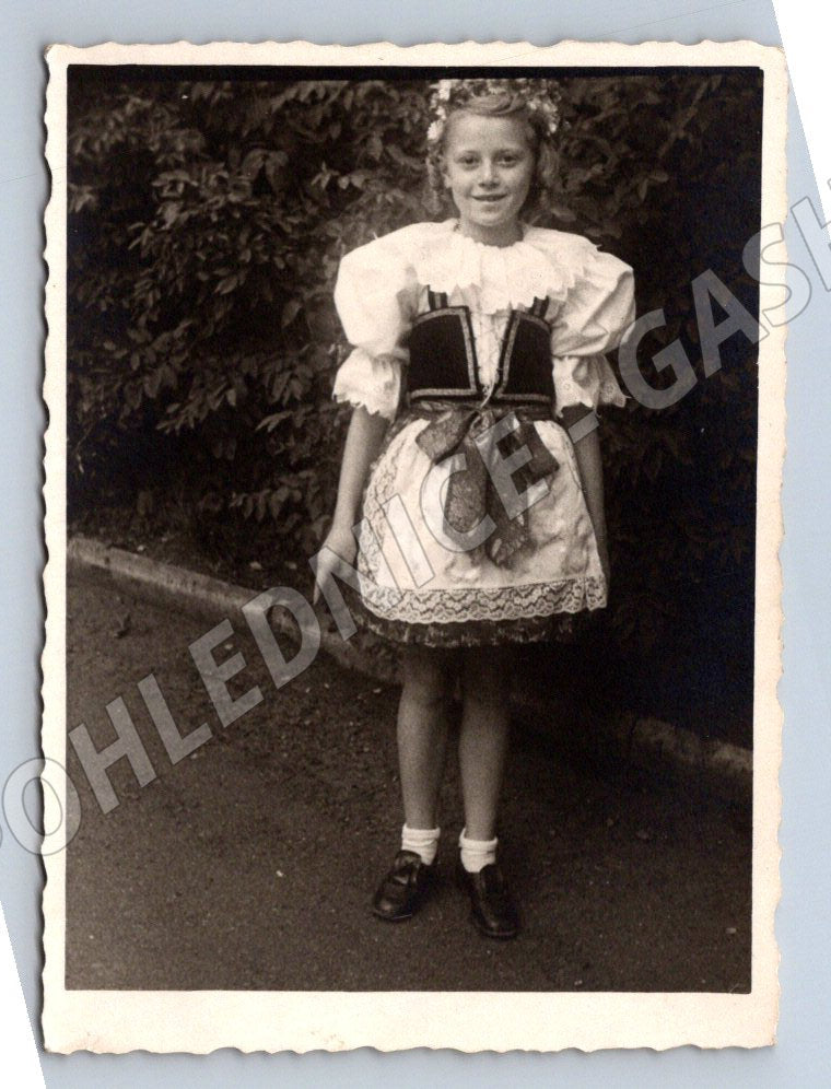 Stará fotografie dívka v kroji (P3379)