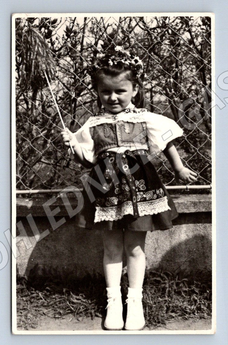 Stará fotografie dívka v kroji u plotu (P3380)