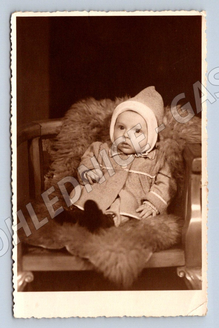 Stará fotografie miminko v kožešinovém křesle (P3387)