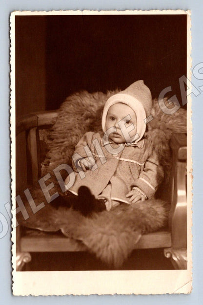 Stará fotografie miminko v kožešinovém křesle (P3387)