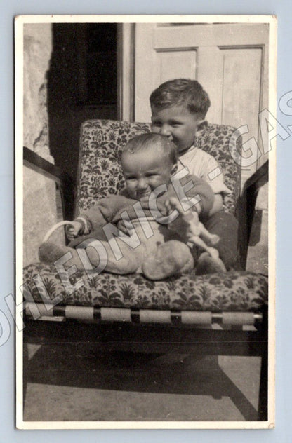 Stará fotografie dvě děti na židli (P3396)
