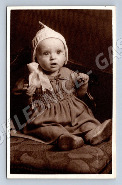 Stará fotografie Praha-Vinohrady miminko v čepičce (P3403)