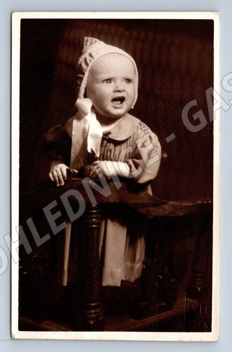 Stará fotografie Praha-Vinohrady dítě v čepečku (P3404)
