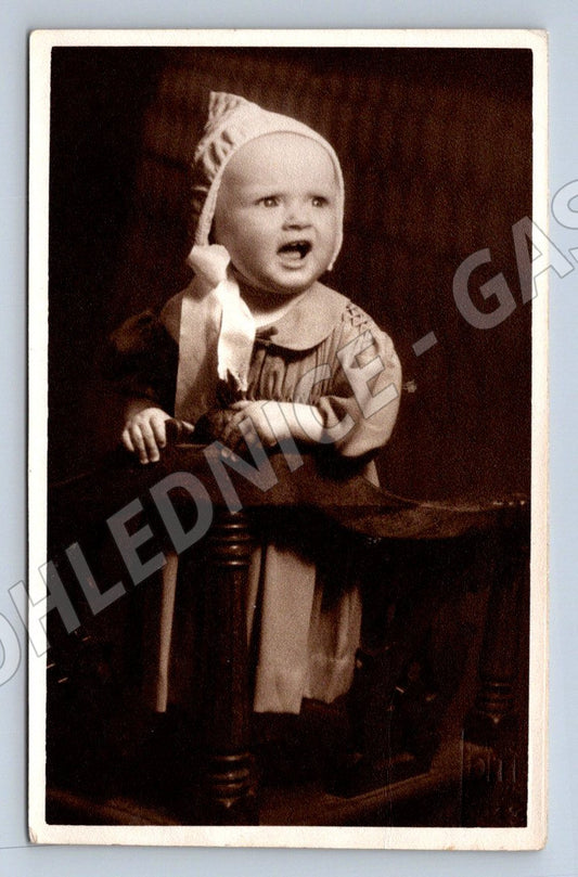 Stará fotografie Praha-Vinohrady dítě v čepečku (P3404)