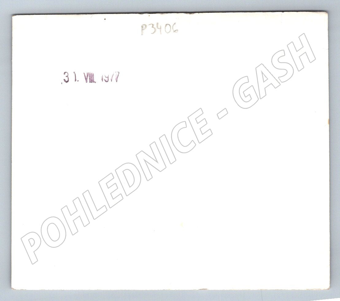 Stará fotografie dítě ve dřezu 1977 (P3406)