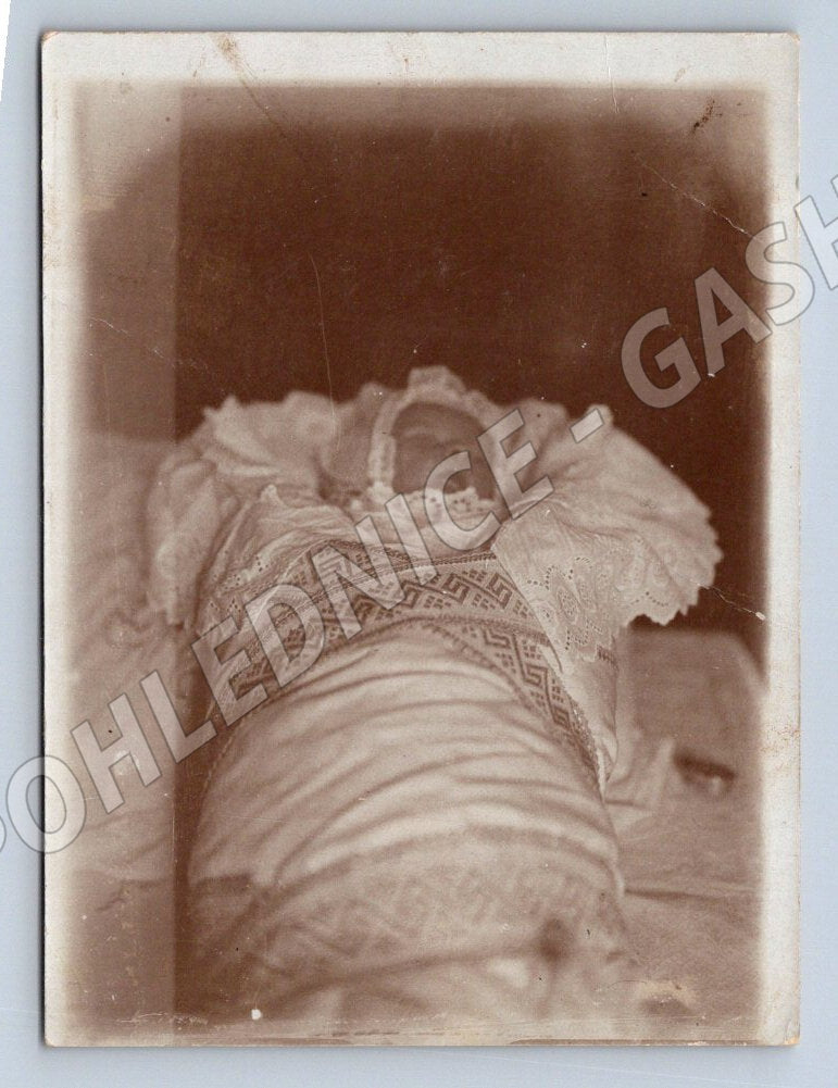 Stará fotografie miminko v krajkovém oblečení (P3409)