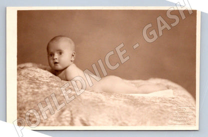 Stará fotografie Praha miminko ležící na břiše (P3414)