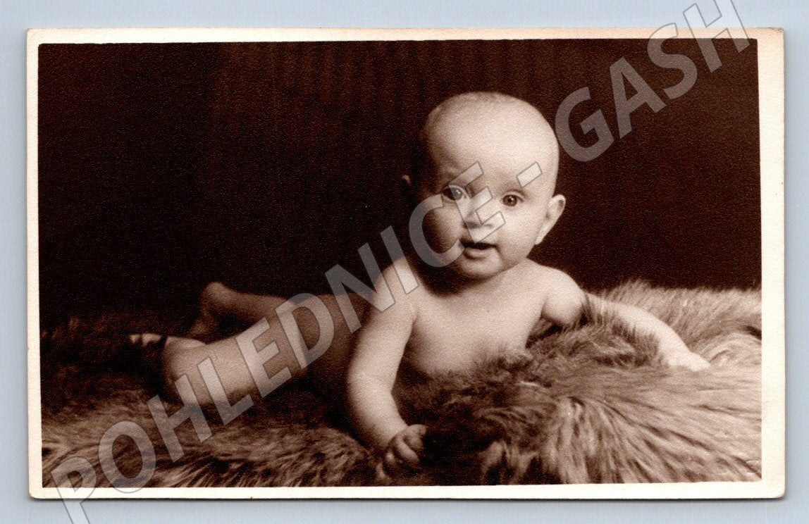 Stará fotografie Praha miminko ateliér Dítě (P3420)