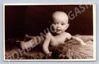 Stará fotografie Praha miminko ateliér Dítě (P3420)