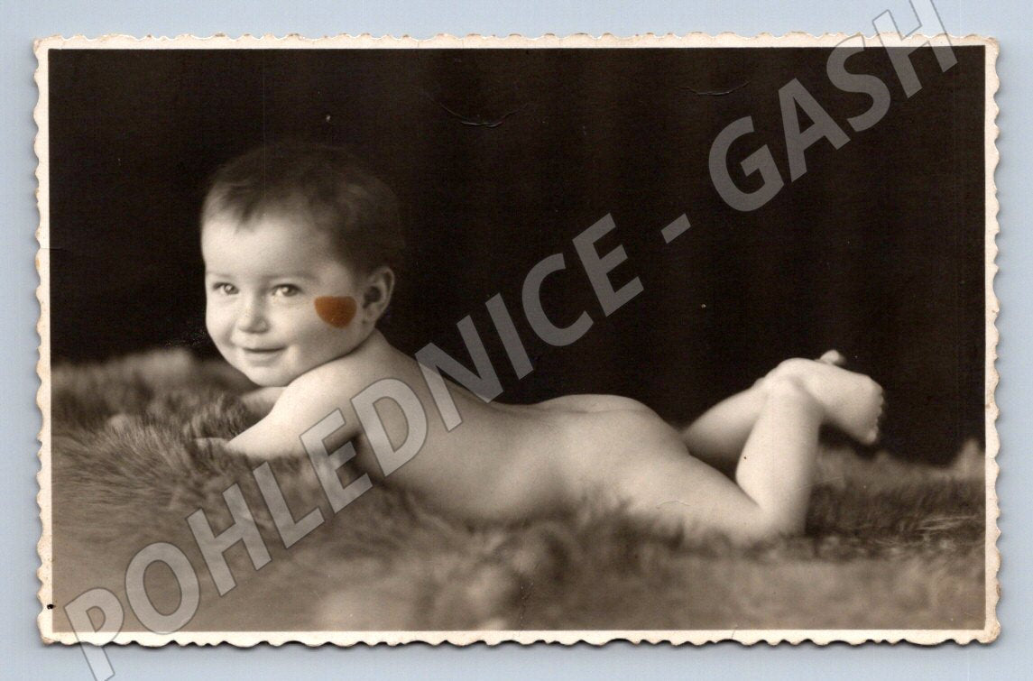 Stará fotografie Praha miminko ateliér Dítě (P3421)