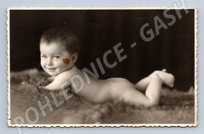 Stará fotografie Praha miminko ateliér Dítě (P3421)