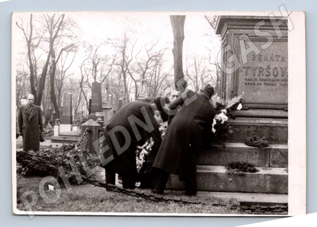 Stará fotografie Olšany Tyršův hrob 1946 (P3432)