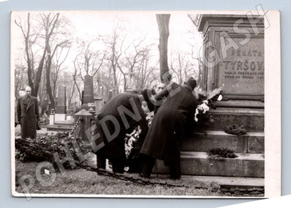 Stará fotografie Olšany Tyršův hrob 1946 (P3432)