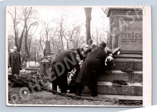 Stará fotografie Olšany Tyršův hrob 1946 (P3432)