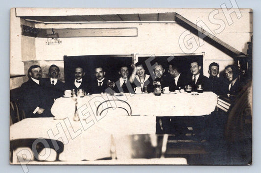 Pohlednice Ukrajina Užhorod skupina lidí u stolu (P3434)