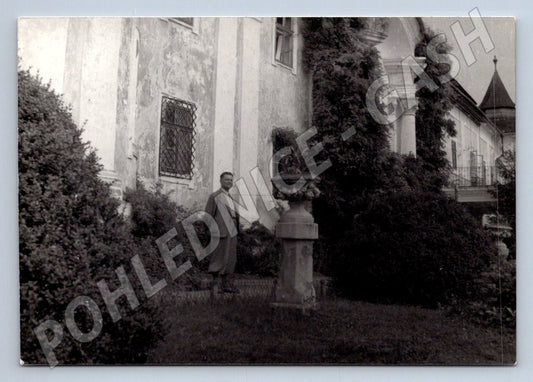 Stará fotografie Ožďany muž před budovou 1935 (P3437)