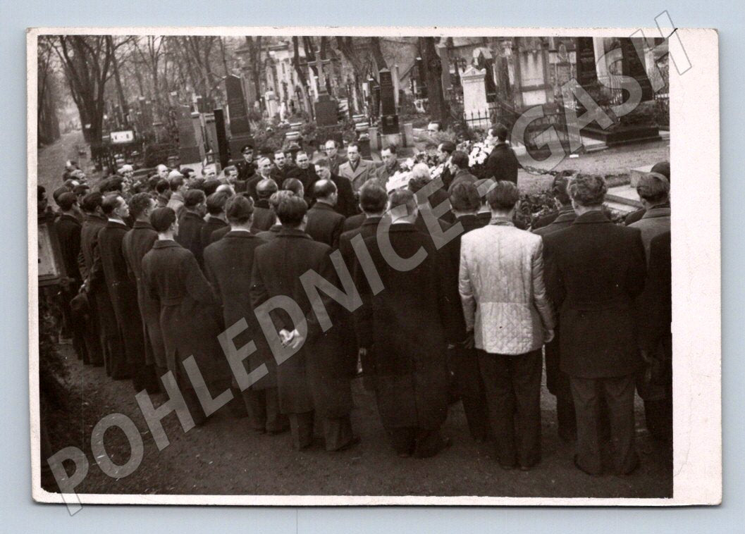 Stará fotografie Praha Olšany hrob Tyrš a Fügner 1946 (P3439)