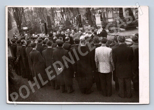 Stará fotografie Praha Olšany hrob Tyrš a Fügner 1946 (P3439)
