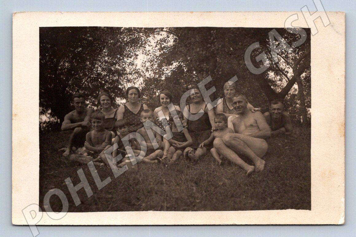 Pohlednice Slovensko Nitra skupina lidí koupání 1929 (P3443)