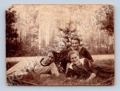 Stará fotografie Louny čtyři mladé ženy v přírodě (P3445)