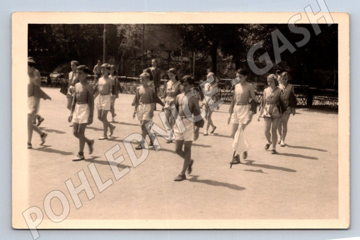 Stará fotografie skupina mladých mužů bez košil 1947 (P3446)