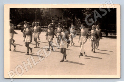 Stará fotografie skupina mladých mužů bez košil 1947 (P3446)