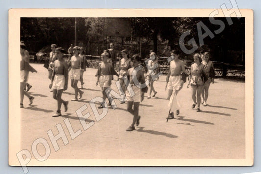 Stará fotografie skupina mladých mužů bez košil 1947 (P3446)
