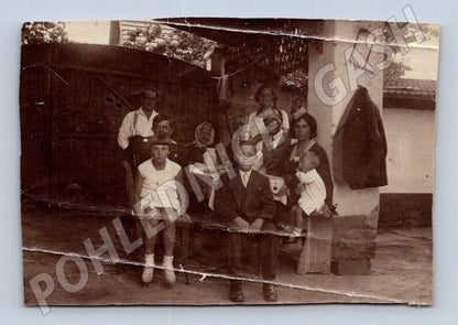 Stará fotografie rodinná skupina venku (P3455)