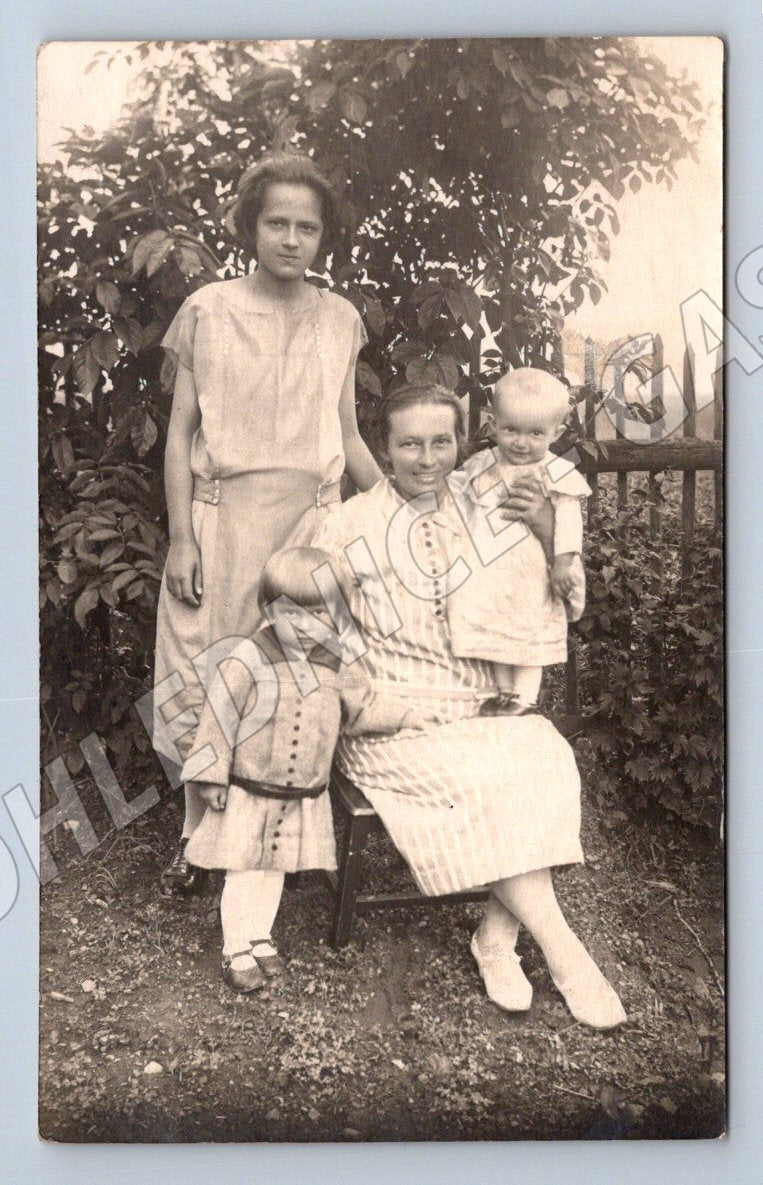 Pohlednice skupina čtyř osob v zahradě (P3461)