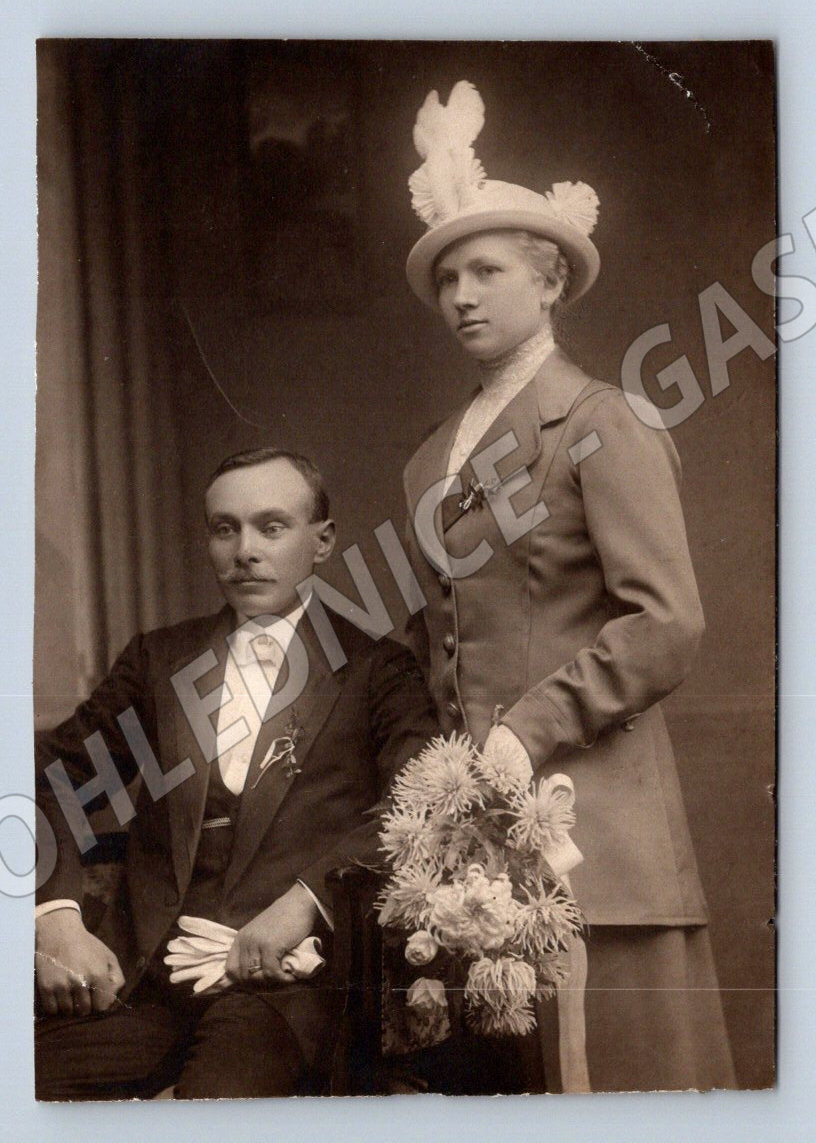 Stará fotografie mladý pár s kyticí (P3462)