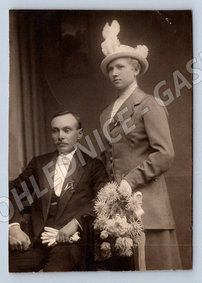 Stará fotografie mladý pár s kyticí (P3462)