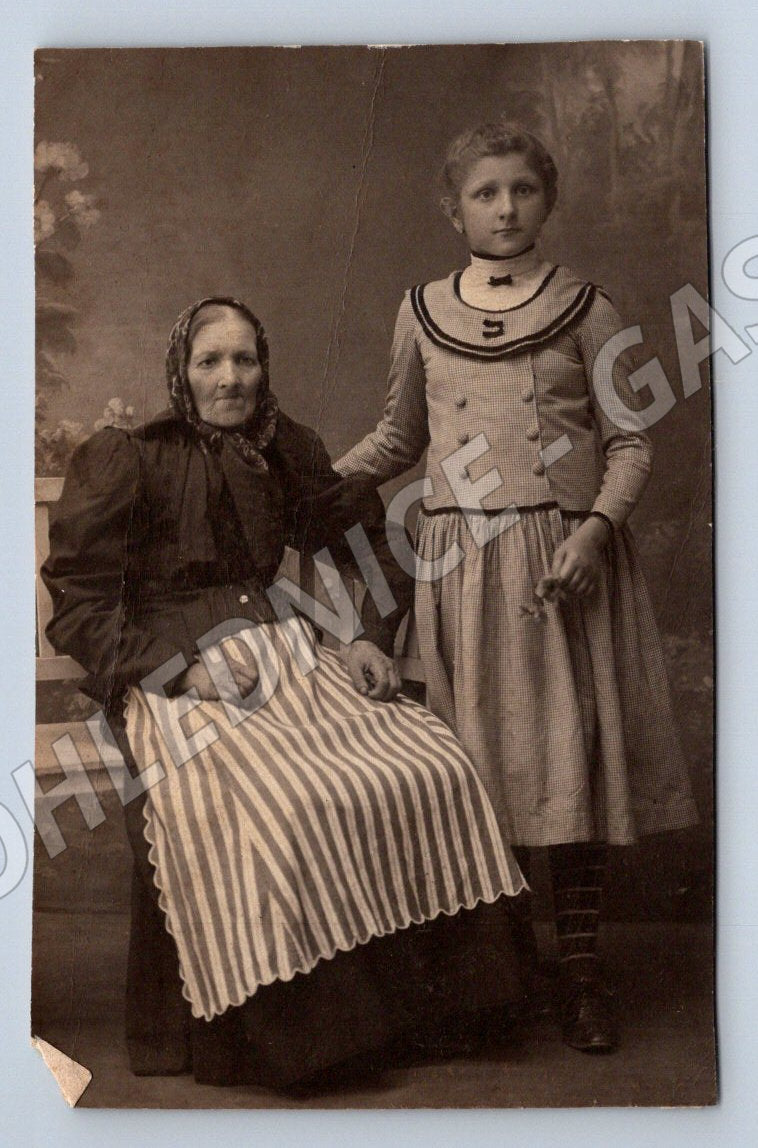 Stará fotografie rodinný portrét dvou žen (P3463)