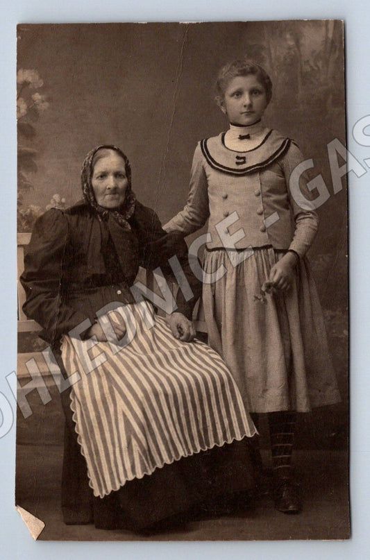Stará fotografie rodinný portrét dvou žen (P3463)