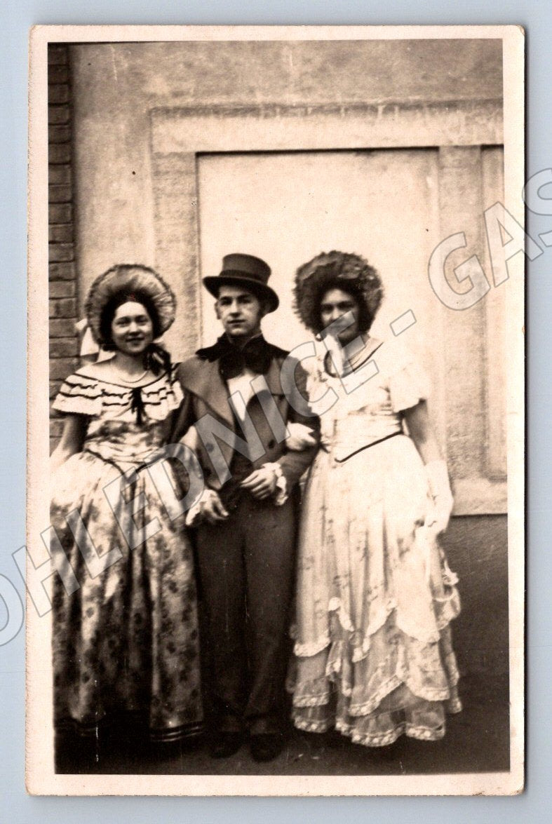 Pohlednice tři lidé v kostýmech 1937 (P3466)