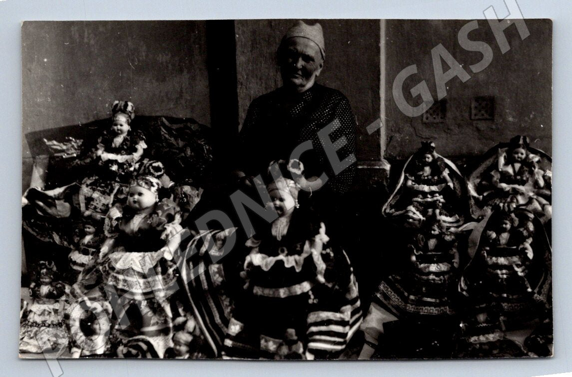 Stará fotografie žena s panenkami (P3473)