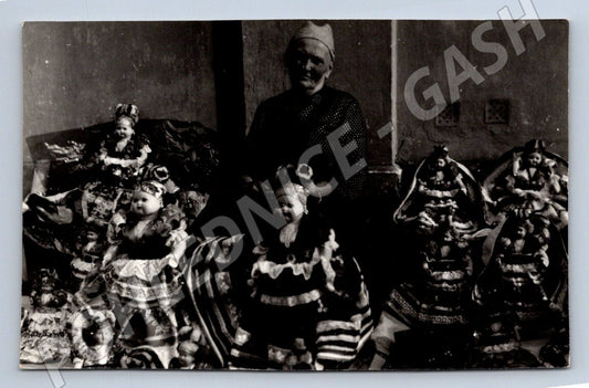 Stará fotografie žena s panenkami (P3473)