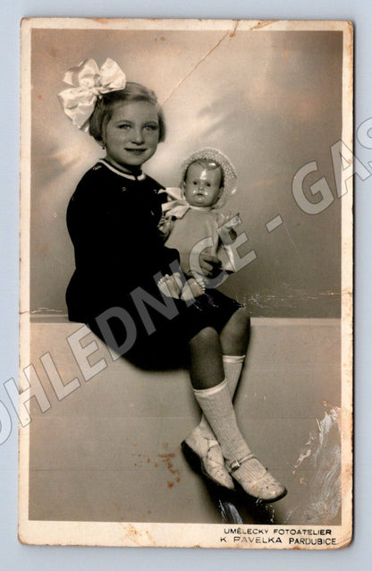 Stará fotografie Pardubice dívka s panenkou (P3474)