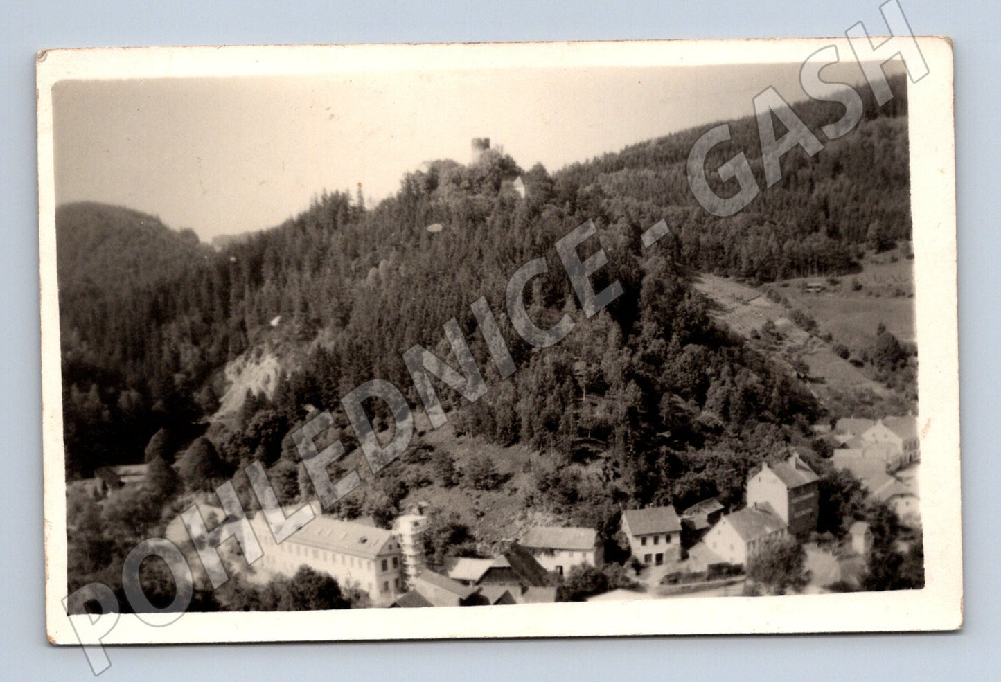 Stará fotografie horská krajina s obcí a zříceninou (P3714)