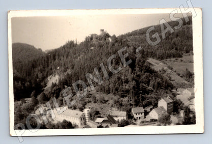 Stará fotografie horská krajina s obcí a zříceninou (P3714)