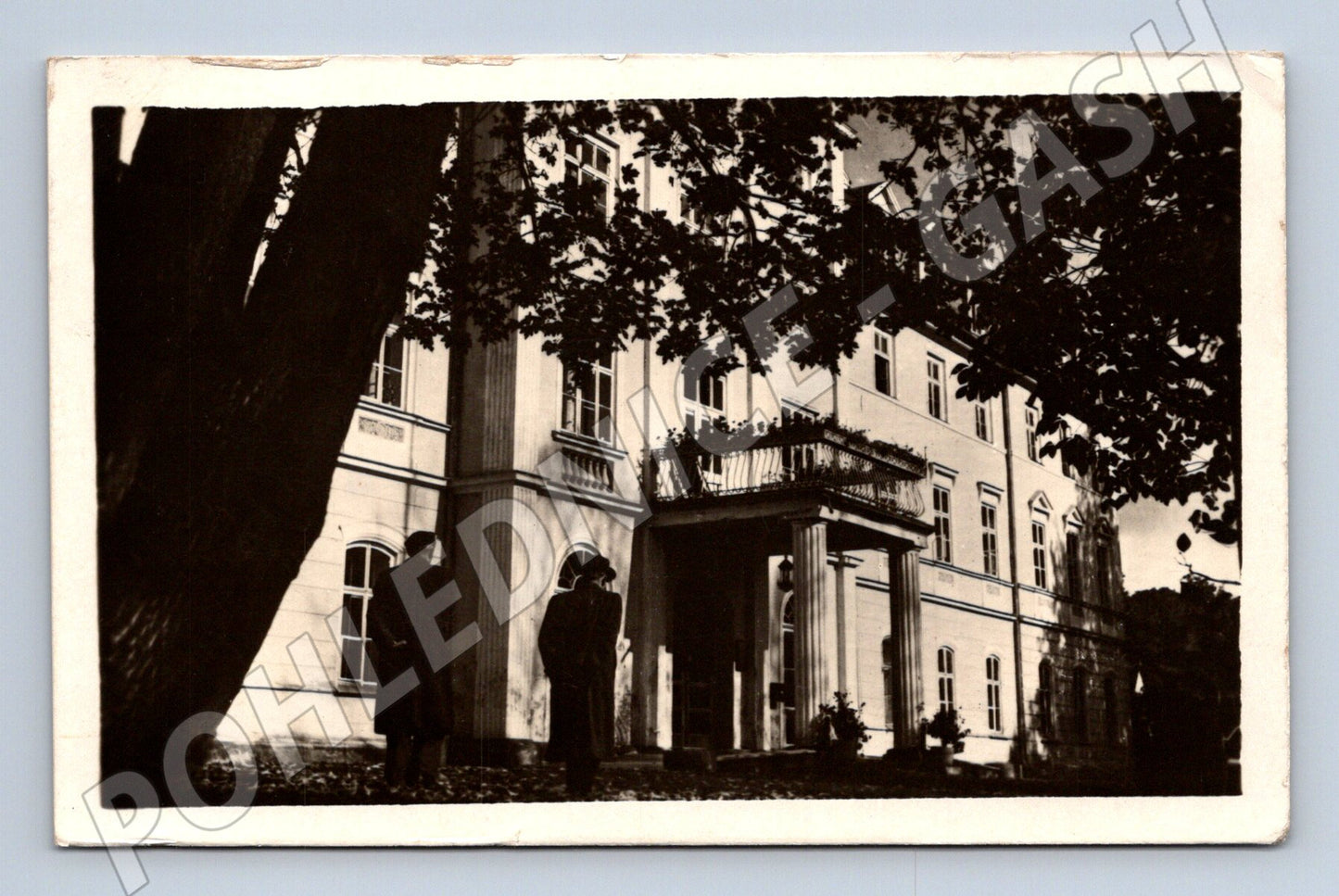 Pohlednice Konstantinovy Lázně budova s lidmi 1957 (P3718)