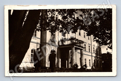 Pohlednice Konstantinovy Lázně budova s lidmi 1957 (P3718)