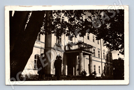 Pohlednice Konstantinovy Lázně budova s lidmi 1957 (P3718)