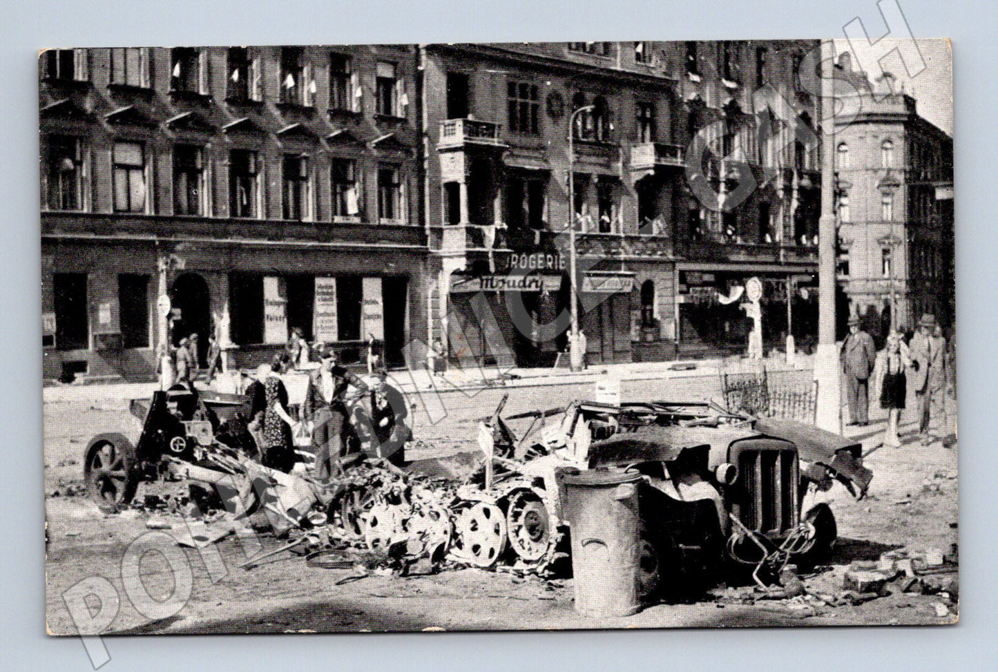 Stará fotografie Praha Letná trosky německých zbraní 1945 (P3759)
