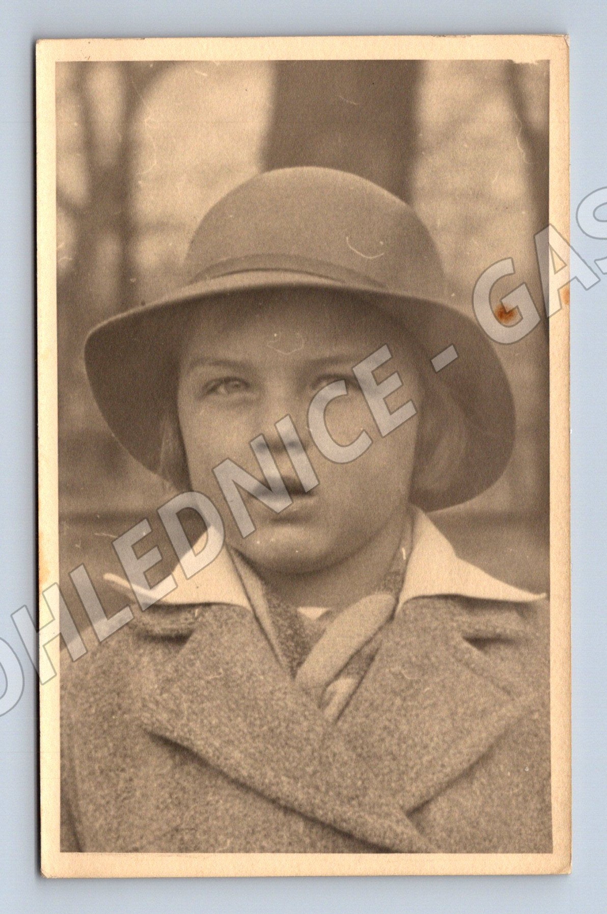 Pohlednice portrét dítěte s kloboukem (P3774)