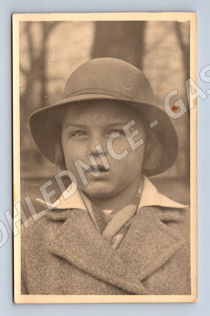 Pohlednice portrét dítěte s kloboukem (P3774)